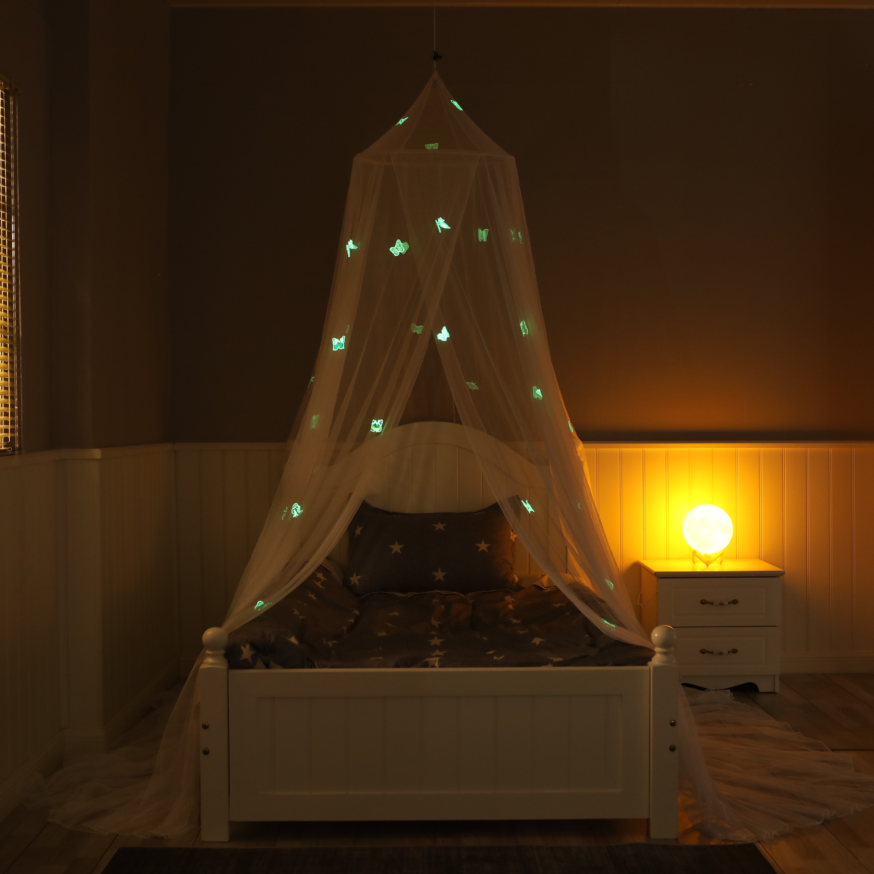 Nuevo diseño, decoración del hogar, cuna de cama que crece en la mosquitera de mariposa luminosa oscura